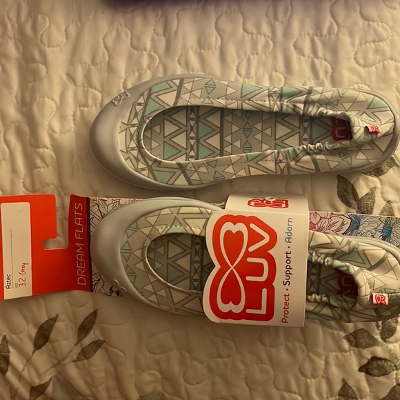 1/$10 or 2/$15 LUV DREAM FLATS Aztec Grey Euro size 32 (1) - Picture 2 of 4